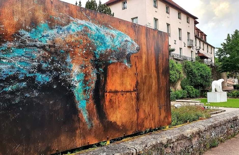 Peinture d'un ours polaire sur métal peint par l'artiste Sandrot et exposé en plein air 