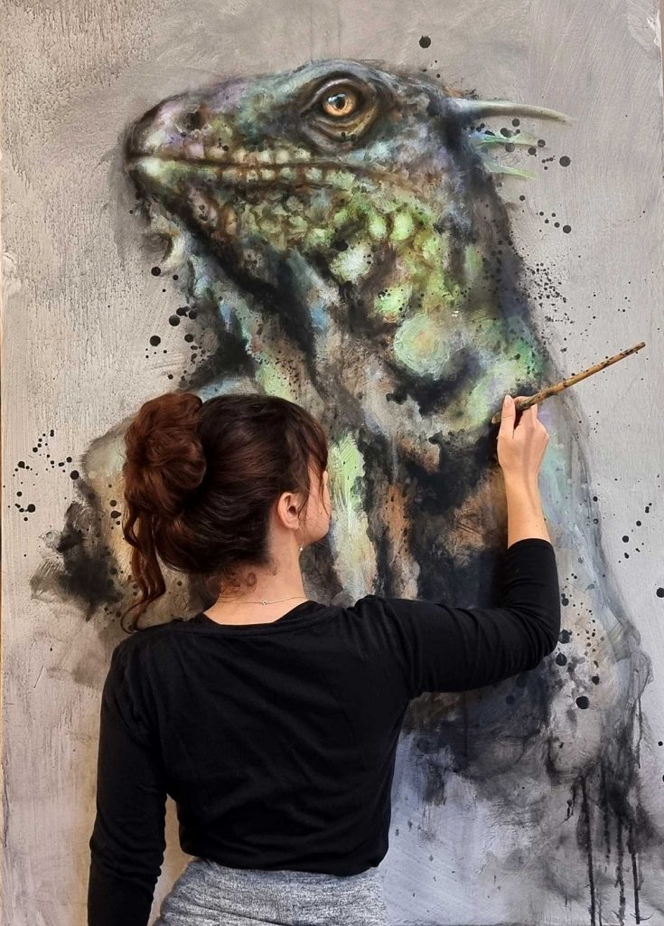 Iguane à la peinture acrylique dans l'atelier de Sandrot 
