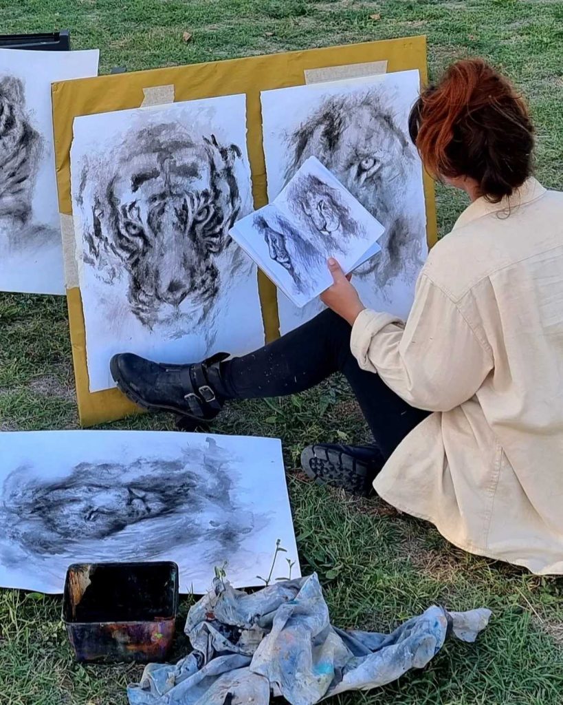 artiste qui peint des œuvres de tigre et lion