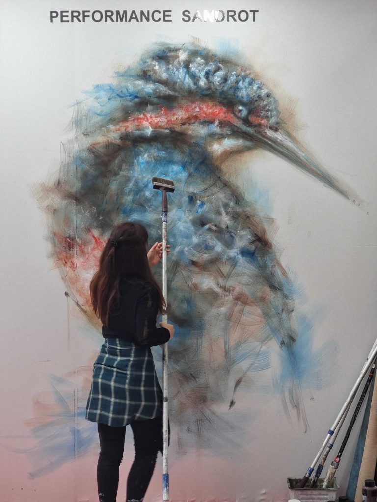Grande peinture représentant un oiseau, un martin pêcheur réalisé par l'artiste animalière contemporaine Sandrot
