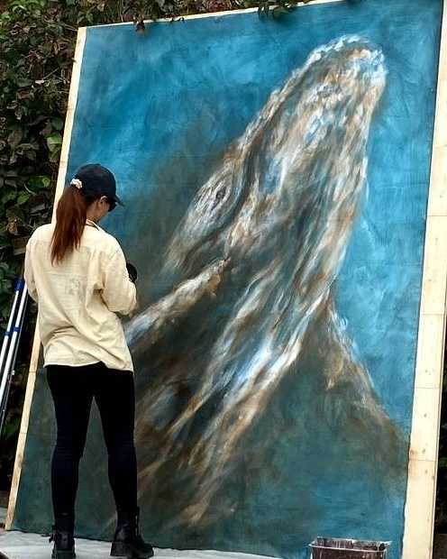 Grande peinture représentant une baleine peinte par l'artiste animalière contemporaine Sandrot