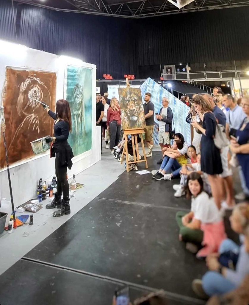 performance de l'artiste peintre animalière Sandrot devant un public